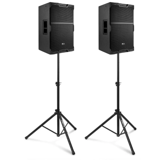 Twee Power Dynamics speakers gemonteerd op zwarte statieven, klaar voor gebruik.