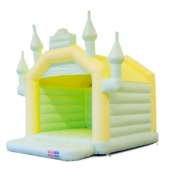 Groengeel kasteel springkussen voor kinderen, met een vrolijk ontwerp en ruime speelfuncties.