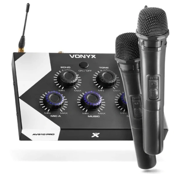 Karaoke set met microfoons en speaker, klaar voor een onvergetelijke karaoke-ervaring.