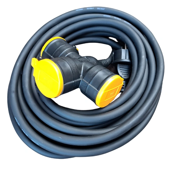 10 meter verlengkabel 3x2,5 mm² Neopreen met 3 stopcontacten, ideaal voor binnen- en buitengebruik.