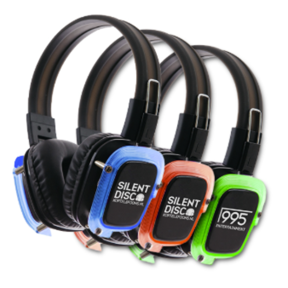 Silent disco koptelefoons in een rij opgesteld, klaar voor gebruik tijdens een feest of evenement, Silent disco zender en sfeerimpressie van een evenement met dansende mensen met koptelefoons op