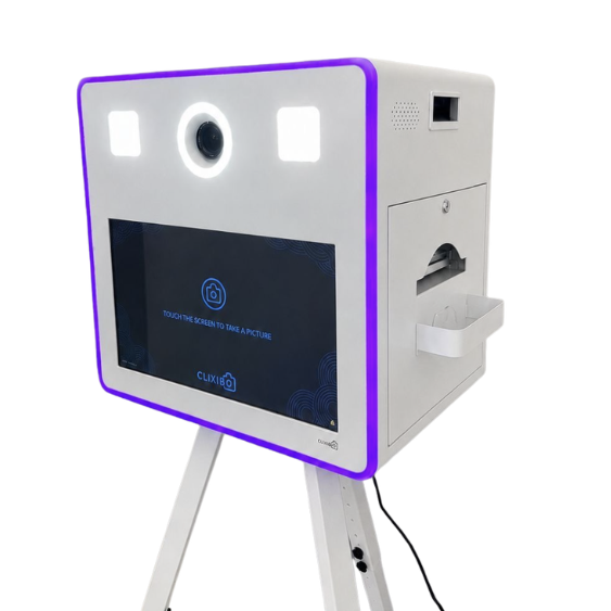 Luxe witte All-in-One Pro Photobooth met paarse LED-verlichting op een feestlocatie.
